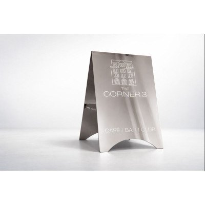 Minimalistischer Kundenstopper aus spiegelndem Edelstahl