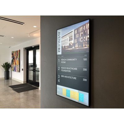 43 Zoll Digital Signage Display im Hochformat für Werbung und Kundeninformation