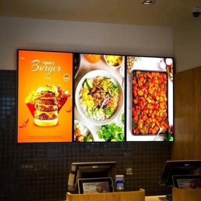 3 × 32 Zoll Menüboards für digitale Speisekarten